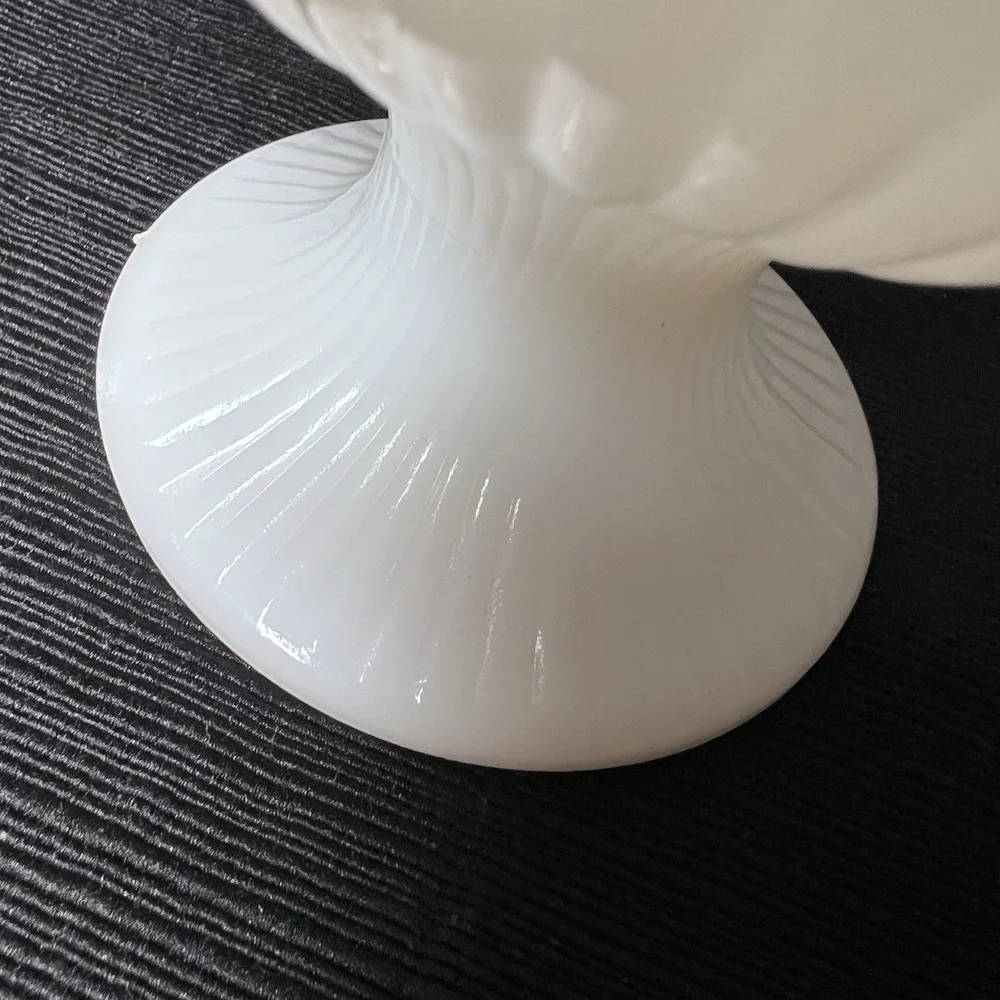 Vintage‎ E.O. Brody Co. Ribbed Milk Glass Pedestal Vase M3000 6.75
